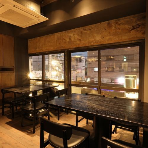 <p>4名様用のテーブル席が2つあり、友人や家族との大切な時間をお楽しみいただけます。落ち着いた店内で、プライベート感を大切にした空間が魅力。喧騒を忘れ、ゆったりとしたひとときをお過ごしください。</p>