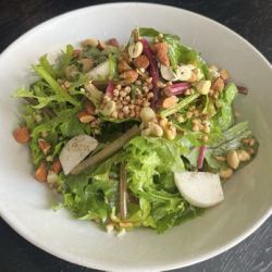 4種類のナッツと地野菜のサラダ