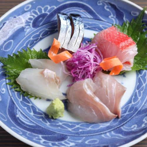 三崎直送天然地魚のお造りの盛り合わせ