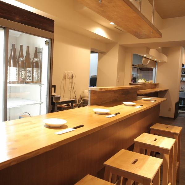 [Per person ◎] A counter seat where you can enjoy authentic Iberian pork dishes and more than 400 kinds of sake! Even one person can fully enjoy it!