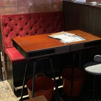 隣接テーブルの無いテーブル席です。端席をご希望の方におすすめです。