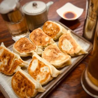 Grilled gyoza dumplings with beef offal 8 pieces