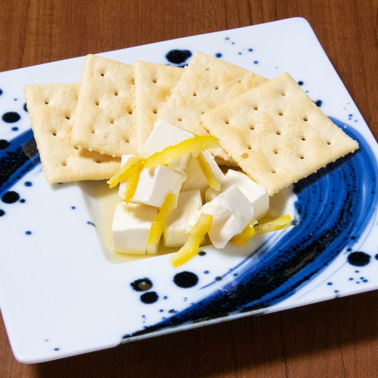 Cream cheese with yuzu honey ~ with crackers ~