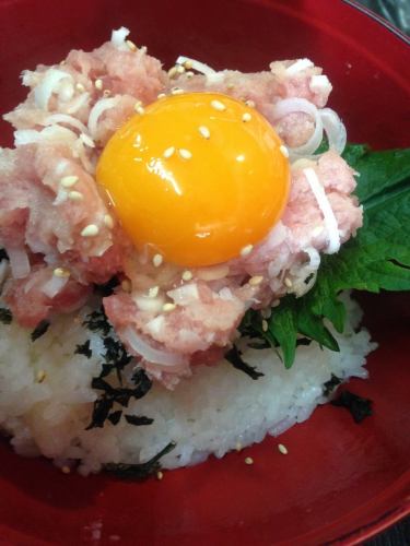 上マグロのネギトロのユッケ丼