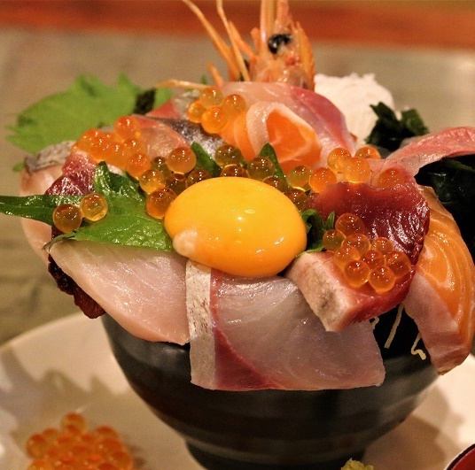 A lot of seafood dishes with outstanding freshness, seasonal gems and popular izakaya dishes