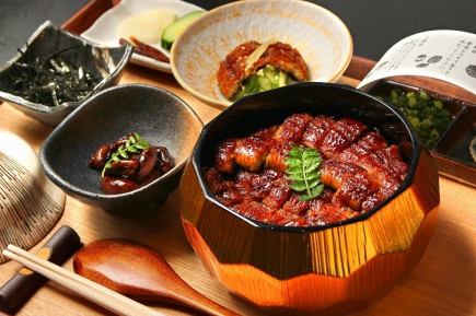 The most popular item is the [High-grade Hitsumabushi Set], which includes grilled liver and uzaku. All 8 dishes are 6,578 yen (tax included).