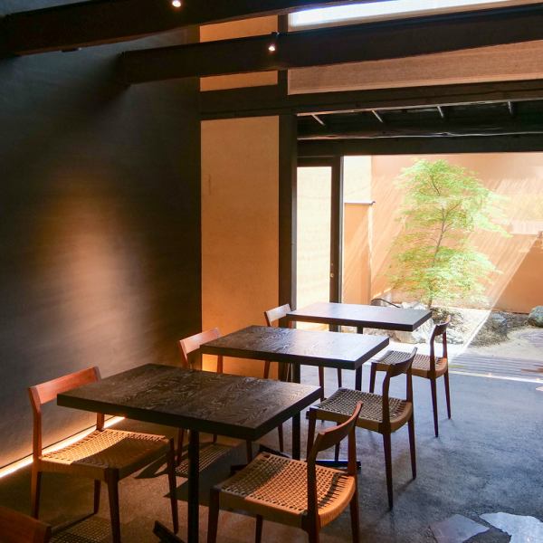1階には、2名様テーブルを3卓、4名様テーブルを1卓ご用意しております。落ち着いた雰囲気のなか、窓の外に広がる庭の緑を眺めながらゆったりとお食事をお楽しみいただける空間です。女子会やランチ会、ご家族やご友人との大切なひとときにも最適です。