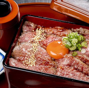 A5ランクの近江牛を厳選◎ローストビーフ重をご提供