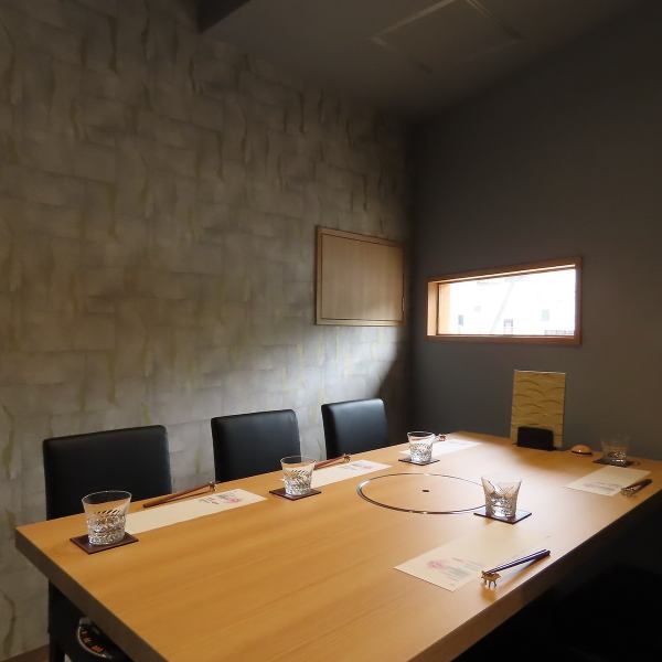 8名様までご利用いただける個室をご用意しております！親しい友人やご家族、会社の同僚などとのお食事に最適です。落ち着いた空間で、心ゆくまで焼肉やお飲み物を楽しみながら、特別なひとときをお過ごしください♪