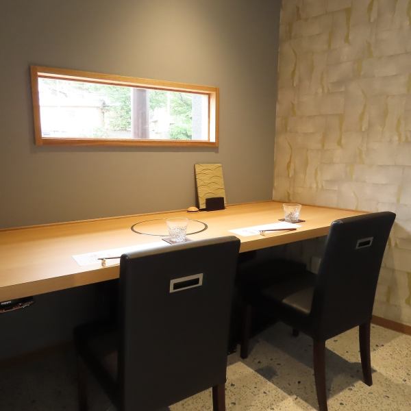 お一人様でも入りやすいカウンター席をご用意しております♪カウンター席からは熊本の市電が見えます。仕事帰りのサク飲みや、お2人でのお食事におすすめです◎お一人様も大歓迎です★市電を見ながらゆっくりとお食事やお酒をお愉しみ下さい♪