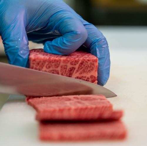 <p>這是一家由歷史悠久的肉舖「肉之大榮」直接經營的烤肉餐廳。憑藉我們敏銳的眼光和精湛的採購技巧，我們每天都精心挑選最優質的肉類，包括日本黑毛牛肉、日本紅毛牛肉和稀有部位的肉。從新鮮度控製到切割和調味，我們絕不妥協，並將只有直營肉店才能提供的品質和安心感傳遞給我們的客戶。盡情享用由肉品專家精心挑選的美味佳餚。</p>