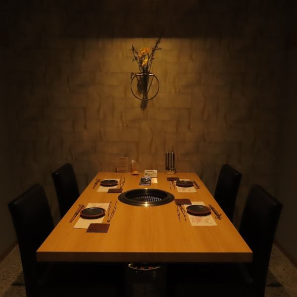 やわらかな灯りに包まれた完全個室で、大切な方との食事をゆっくりと。ご夫婦でのご利用や接待、記念日など落ち着いて過ごしたい夜に選ばれる一室です。上質な黒毛和牛を味わいながら会話も楽しめる人気のお席のため、週末や早い時間はお早めのご予約がおすすめです。