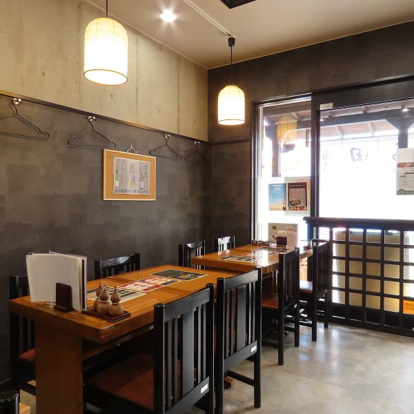店内は、伝統的な和の要素と現代的なデザインが調和した落ち着いた雰囲気。木の温もりと洗練されたインテリアが、心地よい食事のひとときを演出します。