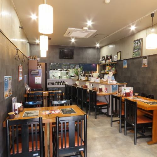 <p>木の温もりが感じられる落ち着いた店内で、本格蕎麦と多彩な酒を楽しめる居酒屋。昼は定食、夜は一人飲みや仲間との語らいにもぴったりな、心安らぐ和みの空間です。</p>