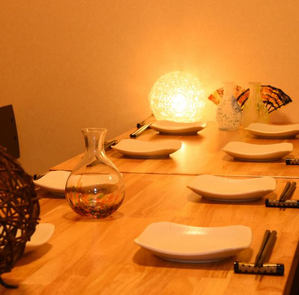 [私人餐桌]我們準備了一個私人餐桌，非常適合舉辦私人宴會♪全新而美麗的室內空間是您可以放鬆身心並保持整潔的空間。 ..我很高興您可以在當天享用無限暢飲的海鮮和肉類♪[梅田無限暢飲私人宴會廳海鮮肉類]