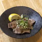 Thick-cut beef tongue with green onions and salt