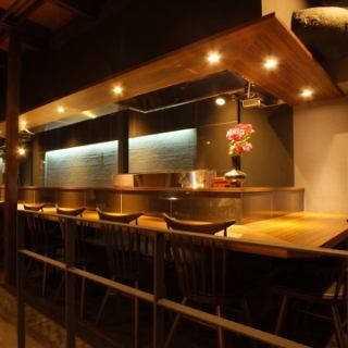 落ち着いた雰囲気のおしゃれな店内のカウンター席は大人のデートに最適。記念日などにもおすすめです。