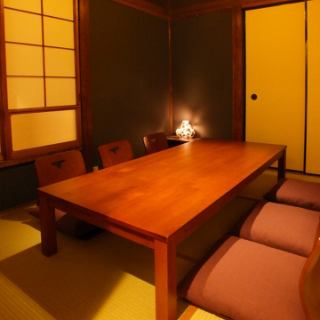 仕切られた木目調の個室。8名様までご利用いただけます。接待や会食など様々なシーンでご活用ください。