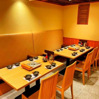 The table seats are equipped with partitions and roll curtains, so you can enjoy it as if you were in a semi-private room ♪ The sofa side is a high-back sofa, which makes it very comfortable to sit on.