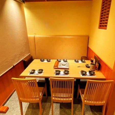 6名様×1席ご用意！パーテーションとロールカーテン完備で半個室感覚でお楽しみいただけます。ソファーはハイバックソファーで座り心地バツグン♪