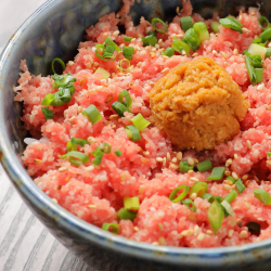 渾身の「ラムとろ丼」2層仕立て 北海道産山わさび醤油添え