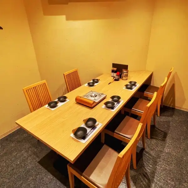 3名様から8名様まで、人数に合わせた完全個室のお席をご用意いたします。周囲を気にせず、上質なラムしゃぶを囲む特別なひとときをお過ごしいただけます。大切なご会食や大人の集まりに最適なプライベート空間です。お早めのご予約をおすすめいたします。