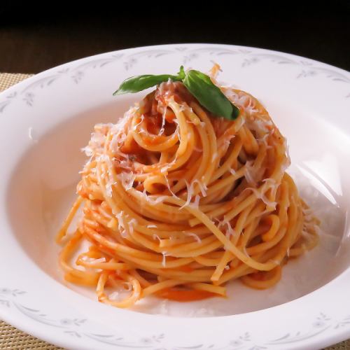 Spaghetti with simple tomato sauce