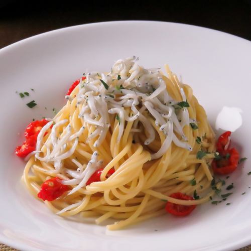 Spaghetti Aglio e Olio with whitebait from Shinojima, Aichi Prefecture and homemade semi-dried tomatoes