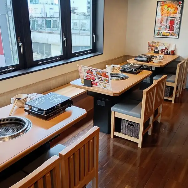 会社宴会・打ち上げ・同窓会の各種宴会や二次会に最適なベンチシート付のテーブル席もご用意有☆最大12名様までご利用可能！8名以上の場合はお店に一度ご連絡ください。