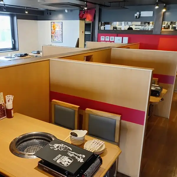 友達同士・会社帰りに同僚と一杯・女子会等‥様々なシーンにご利用頂けます!3～4名のご利用に最適なボックステーブルです。