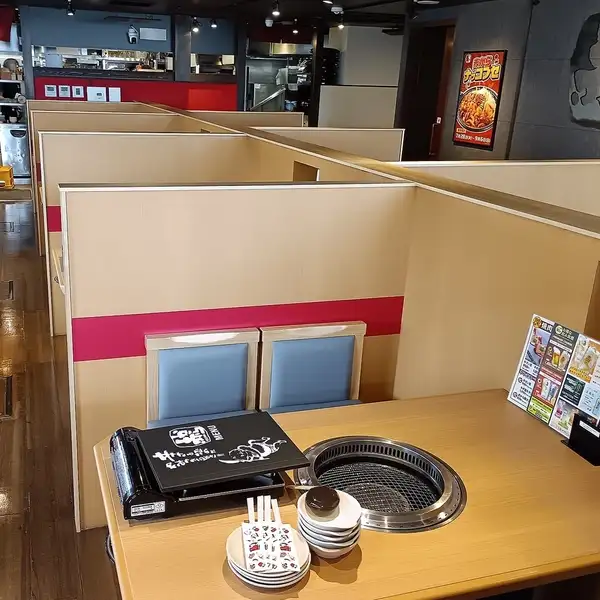 4名テーブルが15卓ございます。最大62名までご予約可能です。8名以上の場合はお店に一度ご連絡ください。