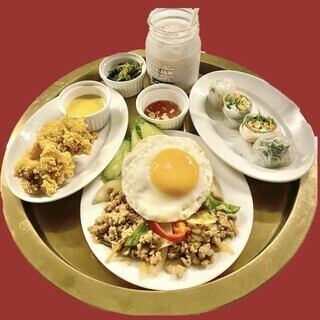 【タイセット◆1800円】お好きなメイン料理1品や生春巻きなど、当店ならではの料理を楽しむ♪
