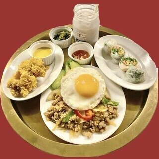 【タイセット◆1800円】お好きなメイン料理1品や生春巻きなど、当店ならではの料理を楽しむ♪