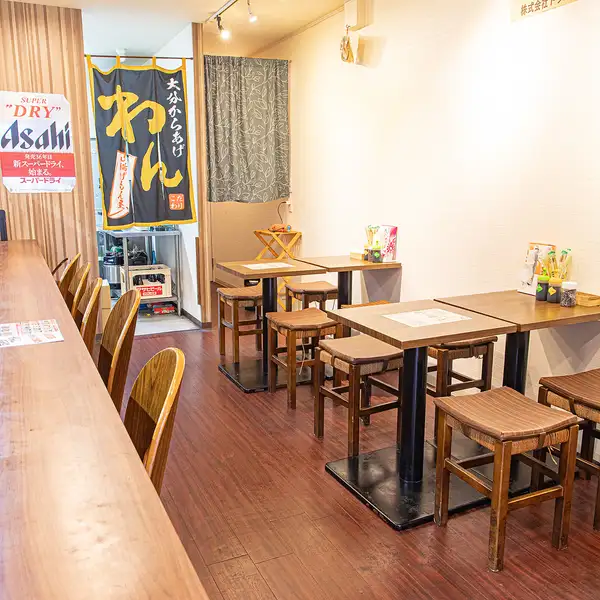店内はシンプルで清潔感があり、落ち着いて食事を楽しめる空気に包まれています!地域の方々に愛される雰囲気を重視し、気軽に入りやすいのも魅力です☆テイクアウト待ちでも気軽に座れるイートインスペースは、昼夜問わず心地よい時間を提供し、利用のしやすさを大切にしています◎豊富なメニューをご用意★