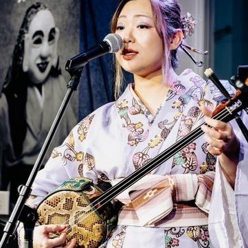 島唄や民謡ライブを楽しみながら、沖縄料理や本場のお酒を満喫！