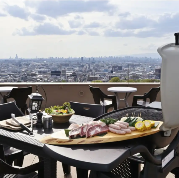 本場アメリカ製BBQグリル＜Weber（R）Q3200ガスグリル＞を使った本格BBQが当店で楽しめる！開放的なテラス◎美味しい料理と美味しいお酒があれば、会話も弾みます♪当店のお料理で楽しいひとときの演出をお手伝いします！