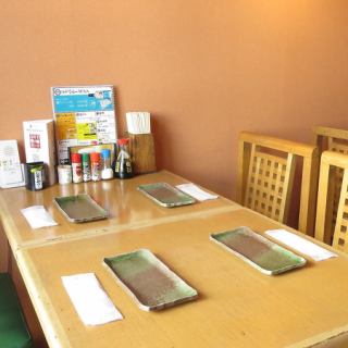 Inside the store with a nostalgic atmosphere ... Table seats that are ideal for use after work!