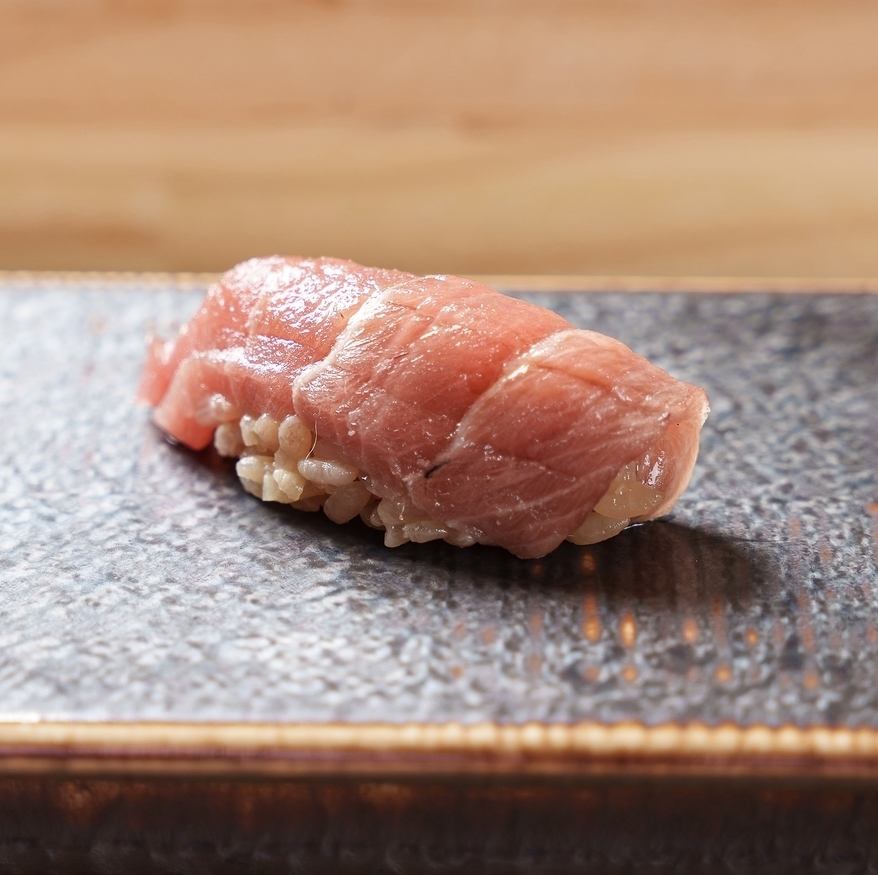 北海道の新鮮な鮮魚を使用した極上の鮨を、落ち着いた雰囲気の上質な和空間でどうぞ