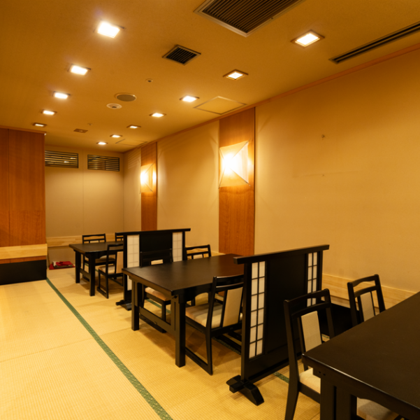 ≪店内席情報≫椅子とテーブルを配するお座敷席はグループ様でのご利用に最適で、4名様まで収容可能な完全個室も完備しております。大将の技術を間近でご覧いただける人気のカウンター席は、全7席をご用意。江戸前鮨の概念を覆す厳選ネタと熟成技術が融合する鮨を落ち着いた雰囲気の店内でごゆっくりお楽しみ下さい。