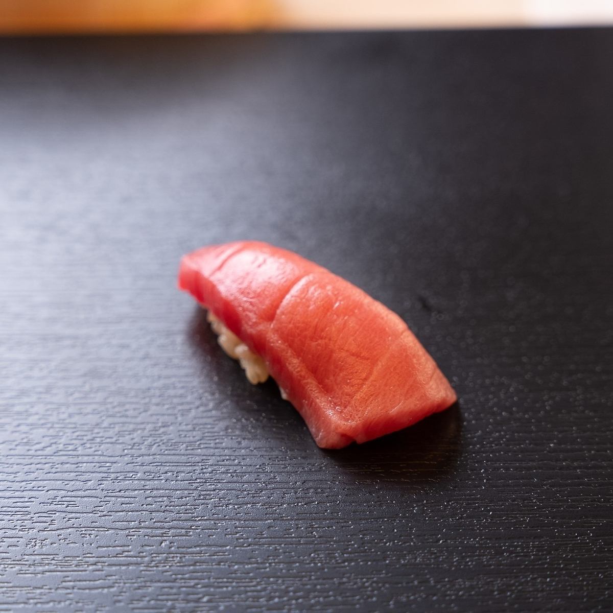 江戸前握りと季節の逸品料理を心ゆくまでご堪能ください