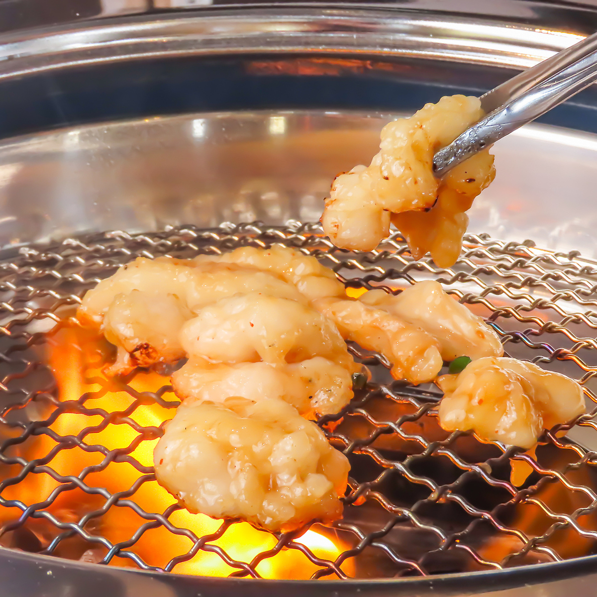 【本場の味】お酒との相性は抜群！炭火で焼く鮮度抜群のホルモン