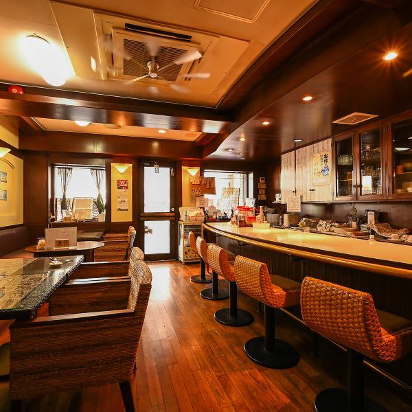 【仲間とワイワイ♪楽しい時間を演出する空間】宴会利用も大歓迎！ご友人やお仲間と、美味しい料理とお酒で賑やかにワイワイ♪飲み会・宴会はもちろん、会社宴会や女子会、懇親会など、各種お集まりの場にもご利用いただけます。貸切のご利用は最大15名様まで可能◎人数やご予算などご相談ください！