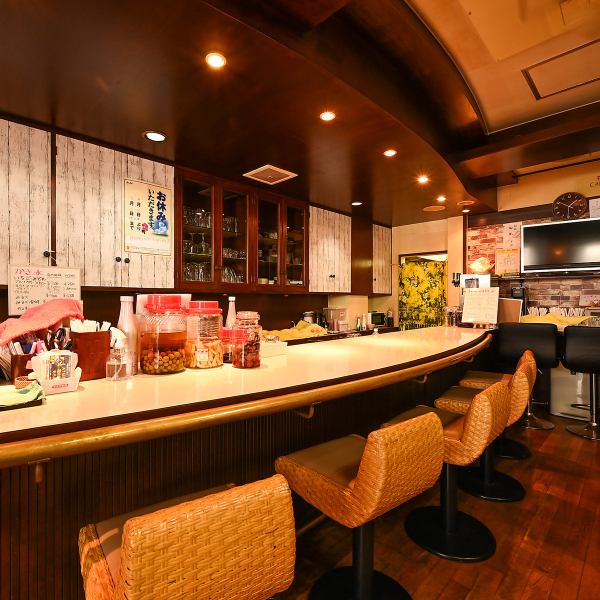 【お一人様も居心地の良い空間】カウンター席は5席ございます。お一人様の気軽なお食事やサク飲みに、親しいご友人やパートナーとの語らいのひとときに、美味しい料理やお酒とともに心温まる時間をお過ごしいただけます。お仕事の合間のランチや一日の終わりのお食事にも◎