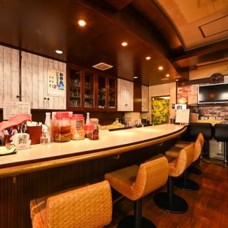 お一人様もお気軽にご利用いただけるカウンターは全5席。お仕事の合間のランチや一日の終わりの一杯に、ふらりとお立ち寄りください！