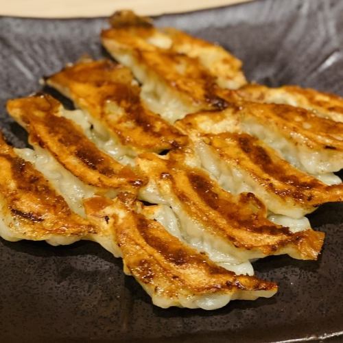 毎日手作り！当店自慢の焼き餃子！にんにくありなし選べますが、おすすめはガッツリにんにくいりの焼き餃子