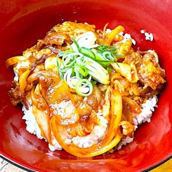 韩式“Dejikogi”盖饭