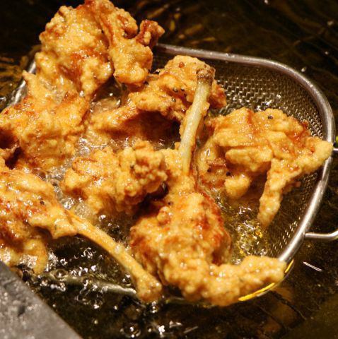 ≪Compatibility with beer ◎≫ Exquisite fried chicken that finally arrived after repeated research on sauce, batter, and fried chicken ~ 420 yen
