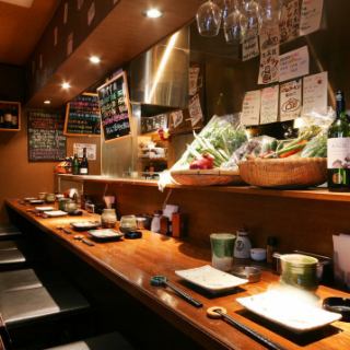 カウンターはお一人様から大歓迎です。目の前で揚げたてを楽しみたい方におすすめ。もちろん、デートや誕生日、記念日にもぴったりです。　《ひとりなべ》すきなべ＆しゃぶしゃぶを通年ご用意しております。