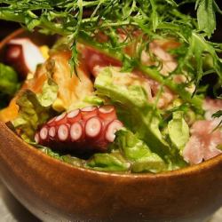 自慢のドレッシングで　魚介のサラダ