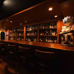 一枚板の無垢材カウンターは、店内でもひときわ存在感のある場所。手触りの良さと重厚な質感が、お酒をゆっくり楽しむ時間を引き立ててくれます。席数は7席とコンパクトで、程よい距離感が居心地よく、一人飲みや静かな会話にも最適です。